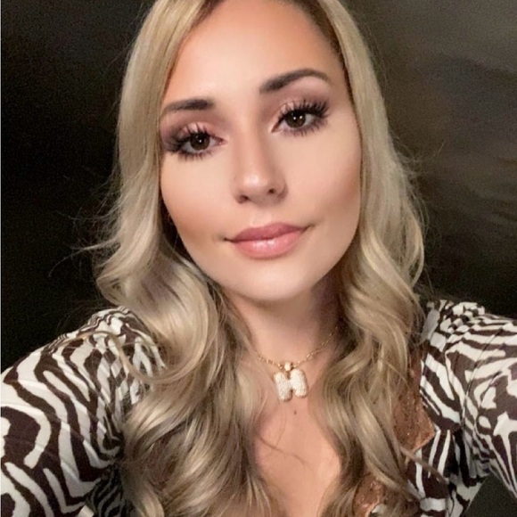 Meet your Posher, Hayley - Picture 3 of 3